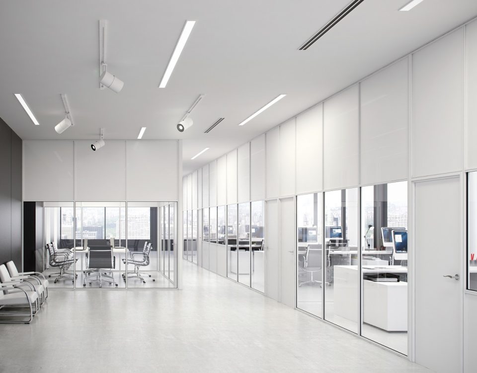 Division de oficina M-500 sencilla con perfileria blanca y tablero blanco, modulacion cristal altura puerta y madera de melamina hasta altura puerta. fabricado por vilu-ofis