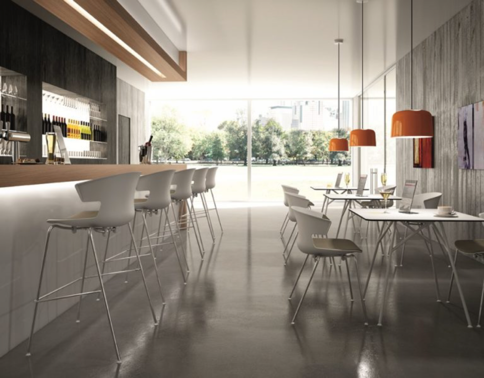 Silla cove estructura taburete carcasa polipropileno de 8mm de espesor, estructura de tubo de acero de alta resistencia de 16mm cromado, pies en polietileno distanciadores con gomitas protectoras para apilar las sillas asiento tapizado en diferentes acabados, mesa de cafeteria estructura metálica de tubo de acero de 20mm espesor, barnizado epoxi , con pies articulados con fieltros, sobre disponible en HPL espesor 10mm con canto negro