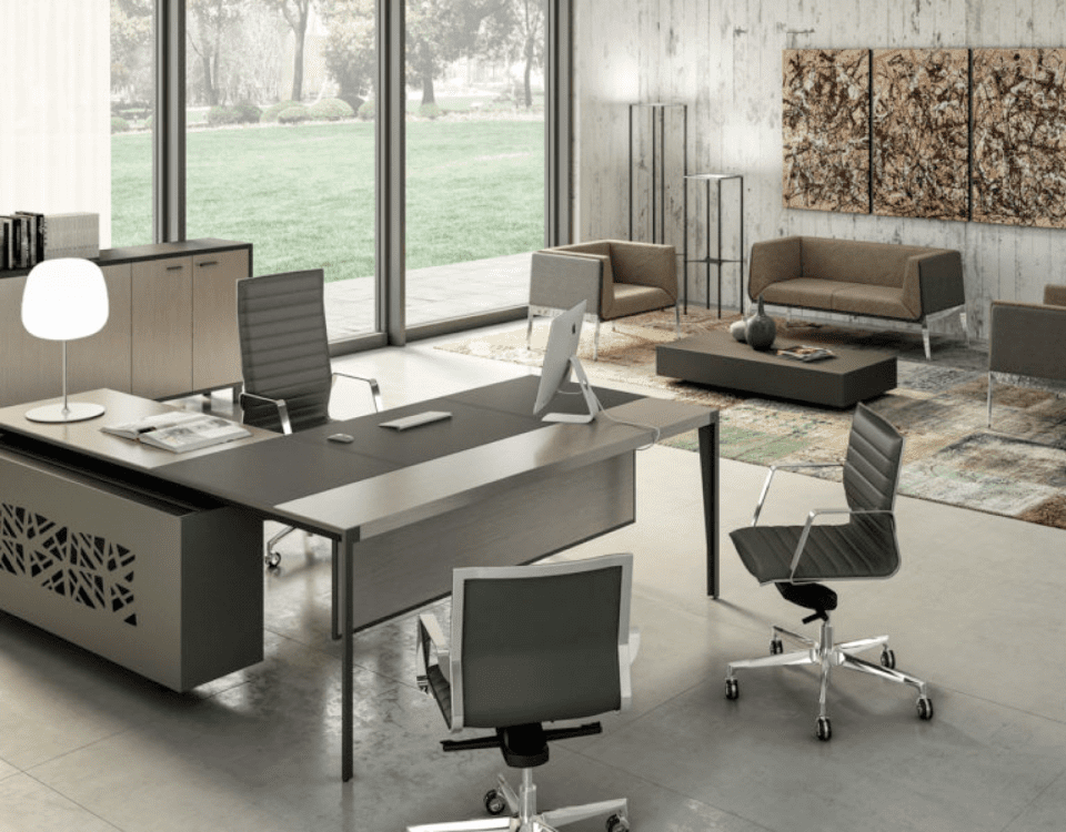MESA DIRECCION MODELO X8 DE QUADRIFOGLIO MESA CON SOBRE DE MADERA CHAPEADA Y BADEN EN PIEL, ALA DERECHA CON BOX MULTIUSO Y CON BUCK PEDESTAL LACADOS MEDIDAS 232X234 TABLERO FBRICADO CON PANEL MDF DE 18MM DE ESPESOR RECUBIERTO CON CHAPA DE MADERA PRECOMPUESTA DE 0.6MM DE ESPESRO BARNIZADA A POR SEMI-ABIERTO ACABADO TRANSPARENTE MATE ESTRUCTURA EN PERFIL DE CHAPA DE ACERO BARNIZADO EPOXI TRAVESAÑO PATA EN TUBO PERFILADO DECAPADO SECCION 50X70.5MM ESPESOR 2MM CON DETALLES SOLDADOS PARA LAS VIGUETAS