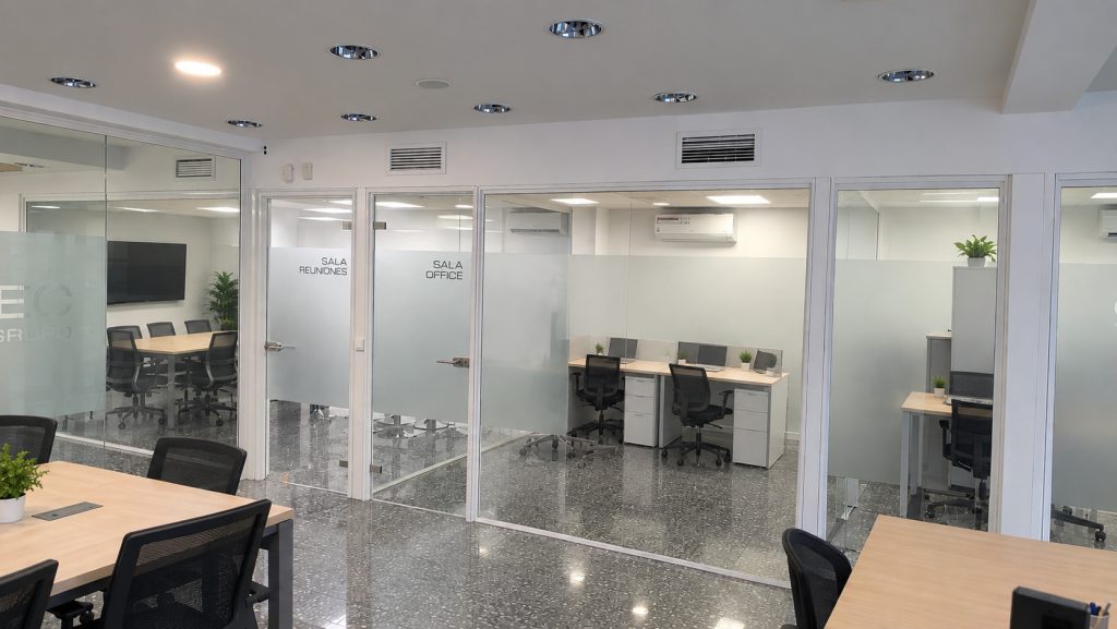 Oficina dividida con mamparas hechas por Vilu-ofis