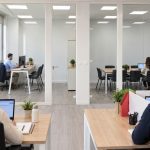 Oficina moderna flexible hecha con mamparas