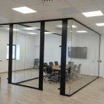 Oficina divida con mamparas de vidrios