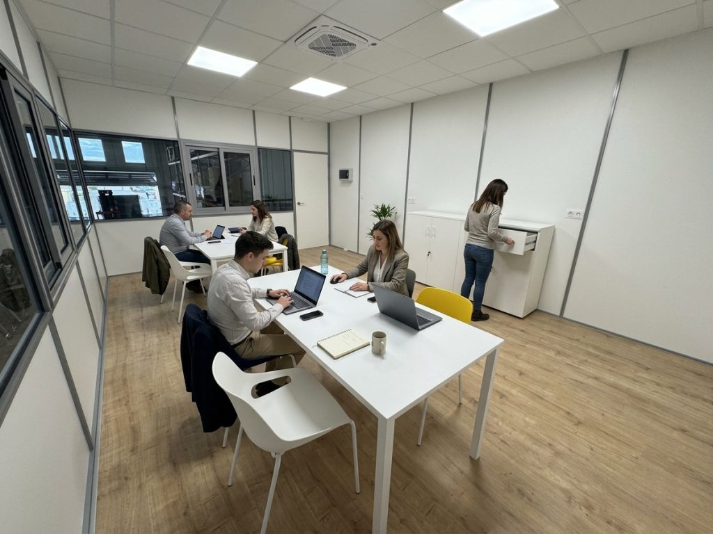 Despacho separado dentro de la oficina con tabiques